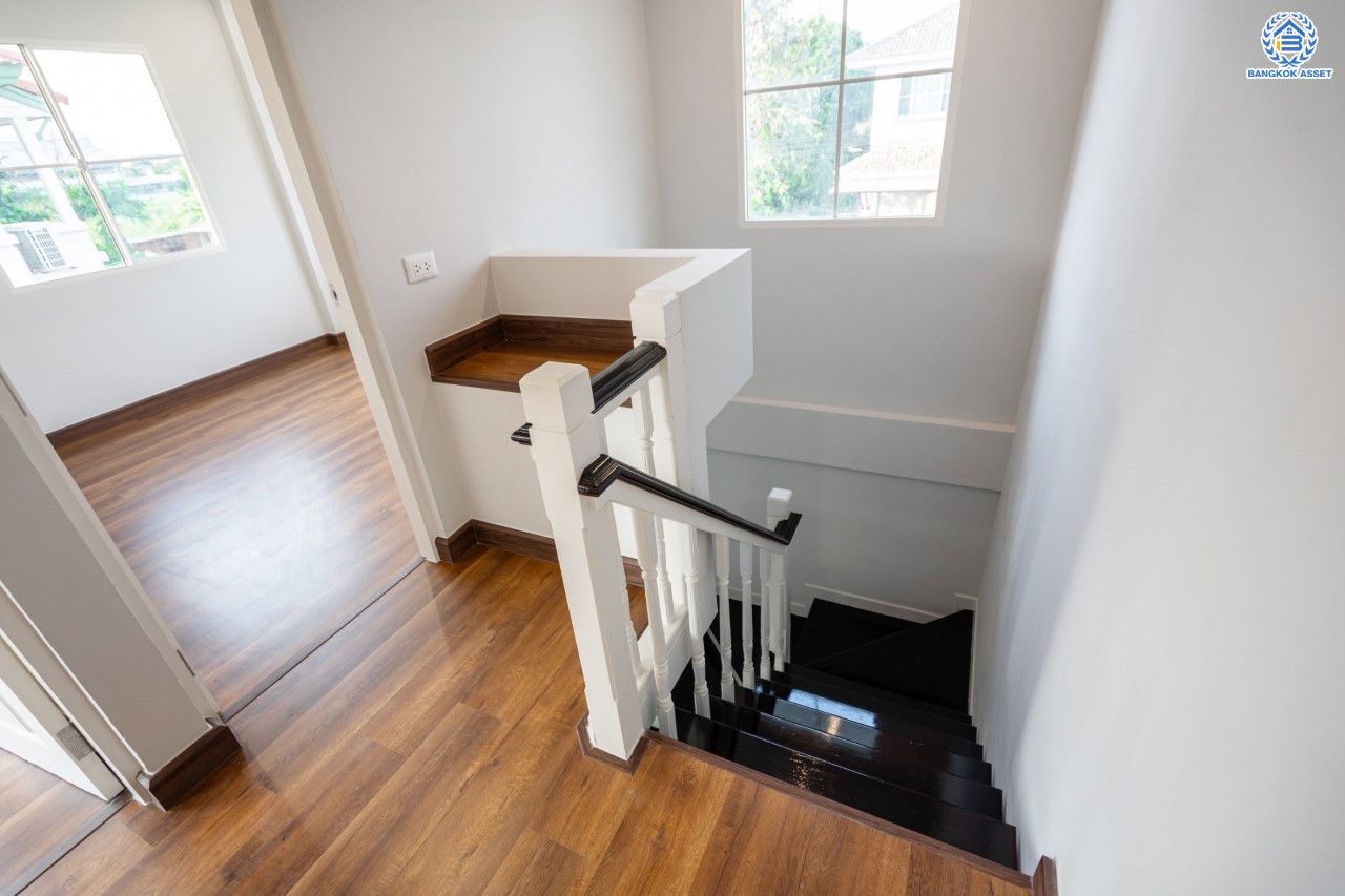 บ้านมือสองตกแต่งใหม่ คุณภาพ LH โครงการ มัณฑนา ปิ่นเกล้า-พระราม5 บรรยากาศเงียบสงบ มีความเป็นส่วนตัว เนื้อที่ 58 ตร.ว. ฟังก์ชัน 3 ห้องนอน 2 ห้องน้ำ 2 ที่จอดรถ facility ครบครัน! บนทำเลเดินทางสะดวก หน้าโครงการติดถนนนครอินทร์ ใกล้วงเวียนพระราม5 และจุดขึ้นทางด่วน "ศรีรัช"